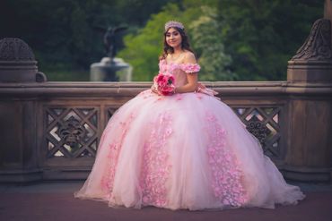 Quinceañera's portrait with a rose bouquet