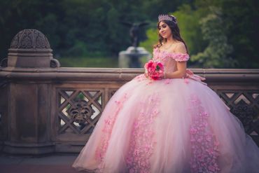 Quinceañera's portrait with a rose bouquet