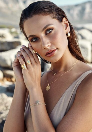 Beach photoshoot of a model wearing a natural makeup look