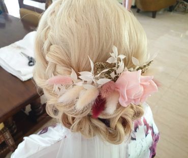 Dried pink wedding hair comb