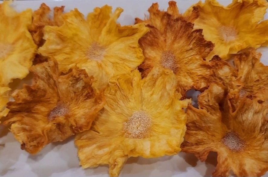 Dehydrated pineapple flower blooms