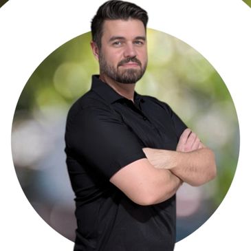 Man with crossed arms in front of a blurred nature background and circular white design.