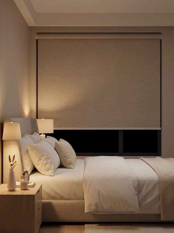 Dormitorio minimalista con lámparas cálidas y tonos beige.