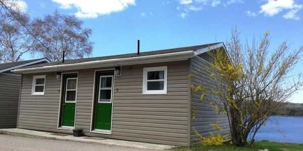 Knotty Pine Cottages motel-style accommodation, rooms 3 and 4 