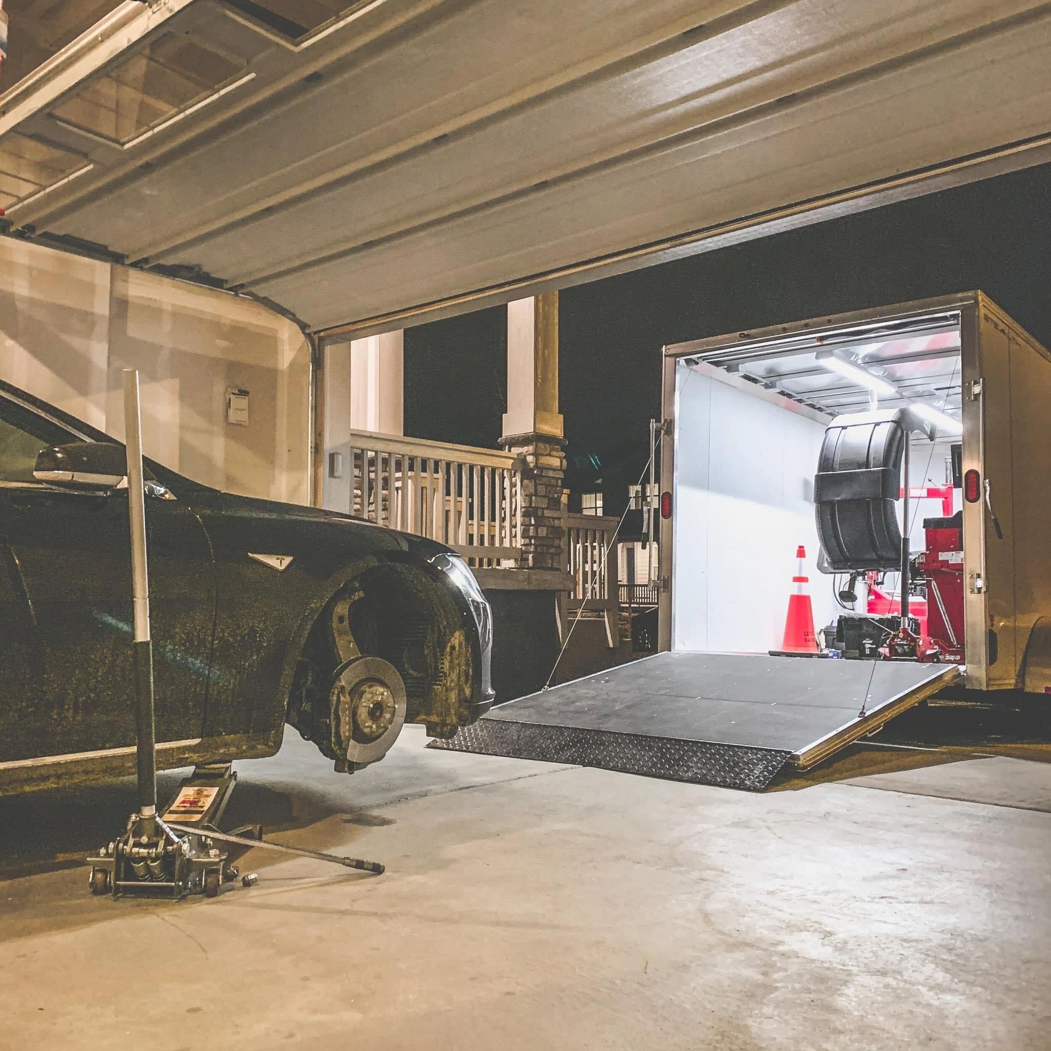 Treads mobile tire shop & roadside logo