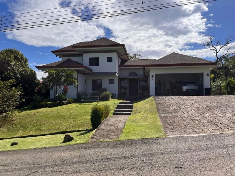 Se Vende Casa en La Guácima,  Hacienda Los Reyes. Lote 1250m2 construcción 350m2. Precio $560.000 dó
