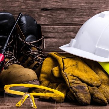 Cascos de seguridad, lentes de protección, botas de seguridad, guantes de protección