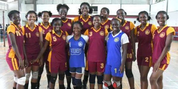 Photo of Aiko with her high school team in 2018.