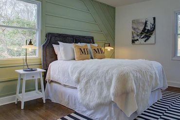Modern bedroom design with a focus on comfort and style, featuring a mix of textures and patterns.