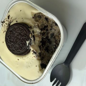 A creamy Oreo dessert with a spoon beside it.