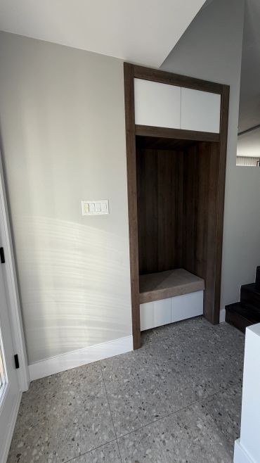 Coin de rangement et d'assise moderne dans un couloir.