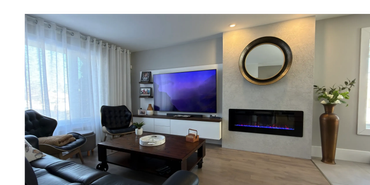 Salon avec mur foyer fini béton et meuble TV