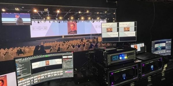 media servers huge led wall screen solutions congresses exhibitions conferences meetings A-V media