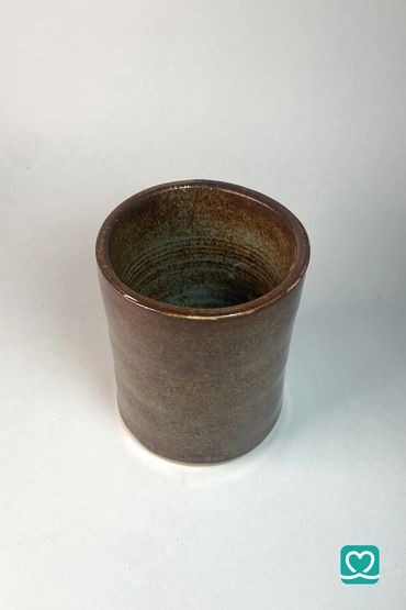 Rustic Earthen Desk Cup 🖋️
​Elevate your workspace with this high-fired, handcrafted vessel. 