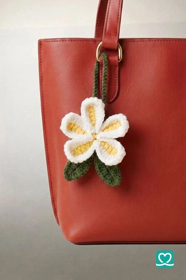 Handmade Plumeria Flower Bag Charm 🌼
Elevate your everyday carry with a touch of artisanal warmth. 