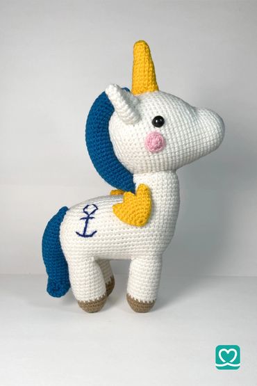Robin Unicorn Amigurumi 🦄
A delightful 13-inch handmade unicorn, lovingly crocheted with soft, high