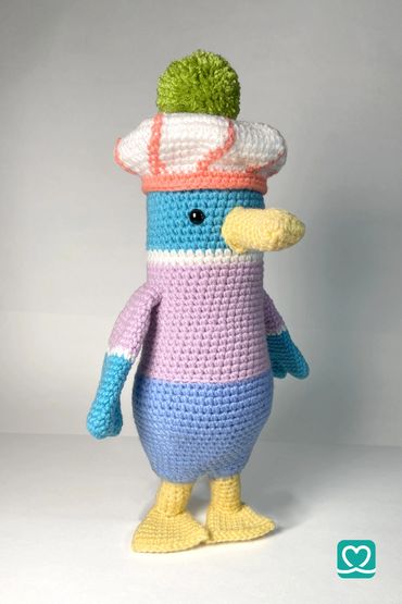 James Duck 🦆 Amigurumi
​35 cm tall, handmade with high-quality yarn and soft stuffing.