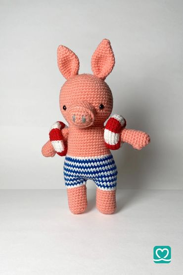 Pedro Von Dito Pig ⚓ Amigurumi
27 cm tall, handmade with high-quality yarn and soft stuffing.