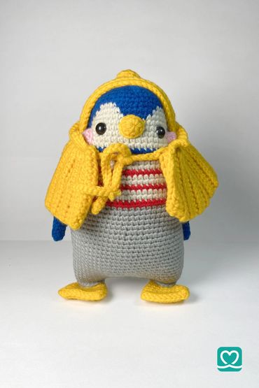 Humboldt Penguin 🐧 Amigurumi – 24 cm tall, handmade with high-quality yarn.
