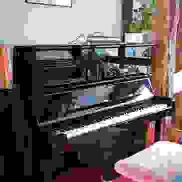 der Klavierunterricht findet auf einem Steinway Klavier statt