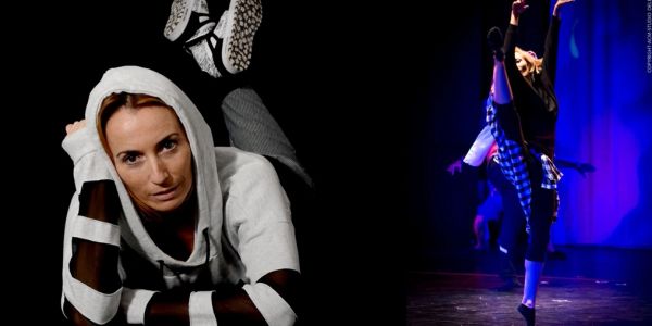 Deux femmes dansent, l'une pose en sweat à capuche, l'autre danse sur scène.