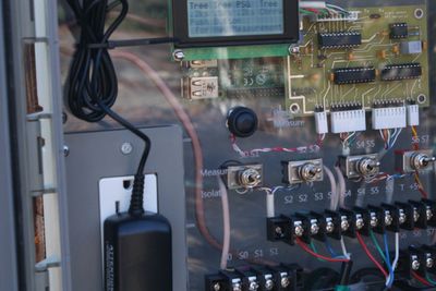 Soil Moisture Measure System.  A LCD Shows the Last Readings, Sensors are Connected to the Terminals