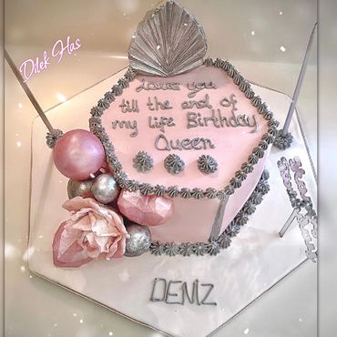 Pembe gül ve yazılı pasta 