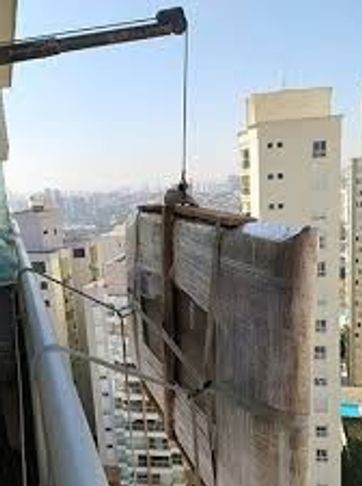 Içamento motorizado de tampo de mesa em imóvel residencail com grua e cabo de aço.