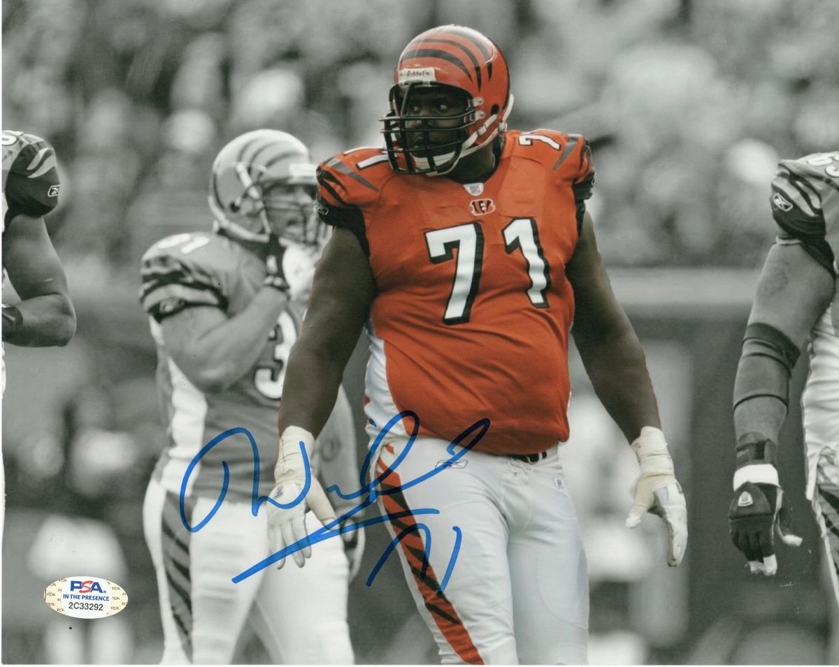 Former Cincinnati Bengals player Willie Anderson, left, signs autographs  for fans during the Super Bowl LVI Opening Night Fan Rally Monday, Feb. 7,  2022, in Cincinnati. (AP Photo/Jeff Dean Stock Photo - Alamy