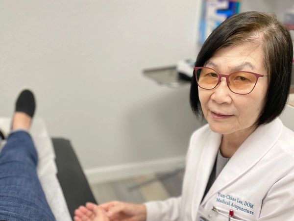 Dr Yun-Chiao Lee is checking a patient’s vitals. 