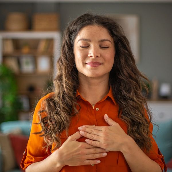 Mujer aprende canalización energética con sesión de Reiki