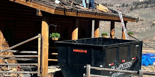 Trabajos de reparación de techo en una cabaña de madera.
