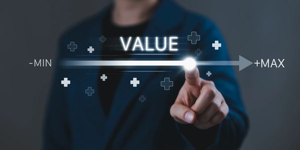 Person pointing at a digital value scale from minimum to maximum.