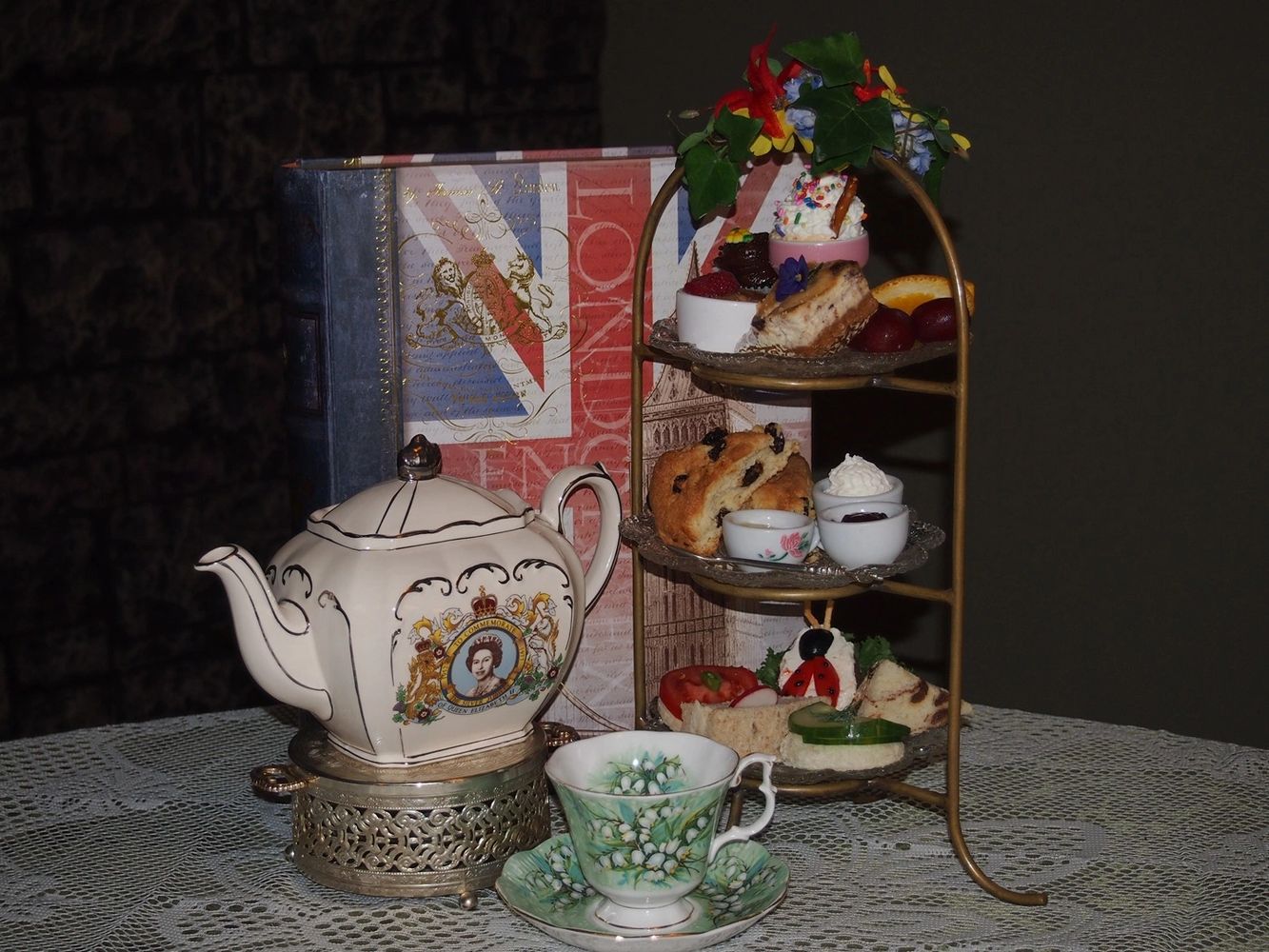 Job lot 15 Pretty Vintage Tea Cups & Saucers- Ideal for use at Tea Parties