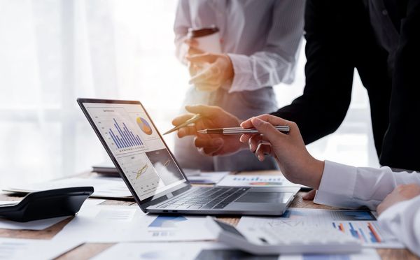 Team member discuss With looking on the laptop screen