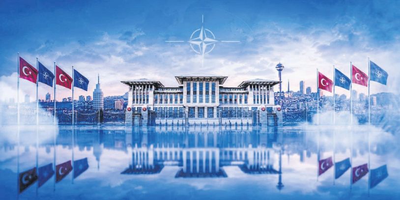 Türkiye ve NATO bayraklarıyla Anıtkabir'in yansıması.