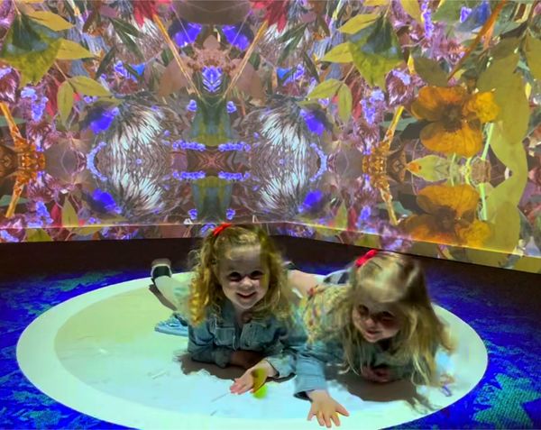 kids playing in an immersive room