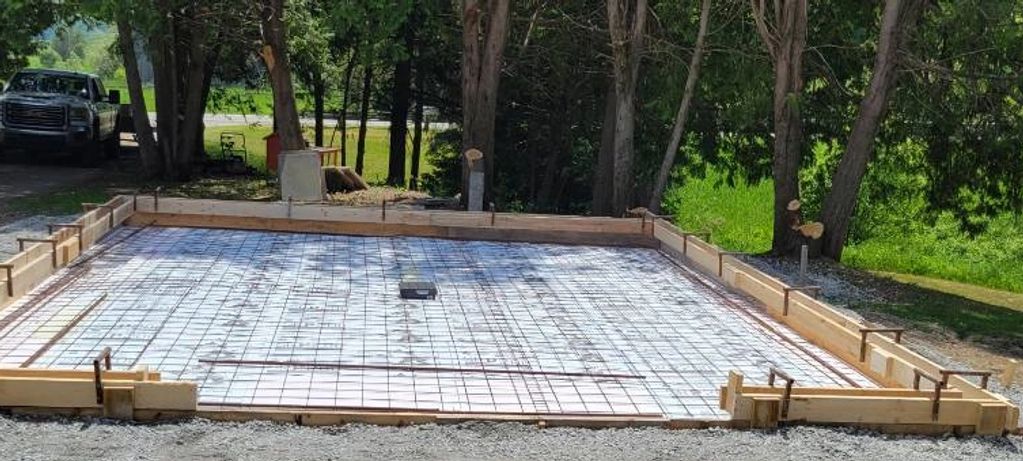Préparation d'une dalle de béton monolithique et muret de béton intégré