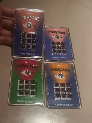 四张不同主题的PyraCard卡片。