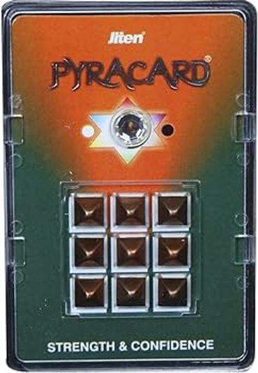 一副叫PYRACARD的巧克力拼盘。