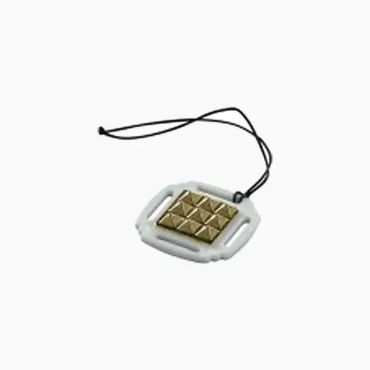 一个带有绳子的金属块装饰品。