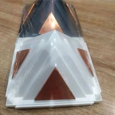 几何形状的装饰品，带有三角形图案。