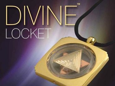 金色的DIVINE项链吊坠。