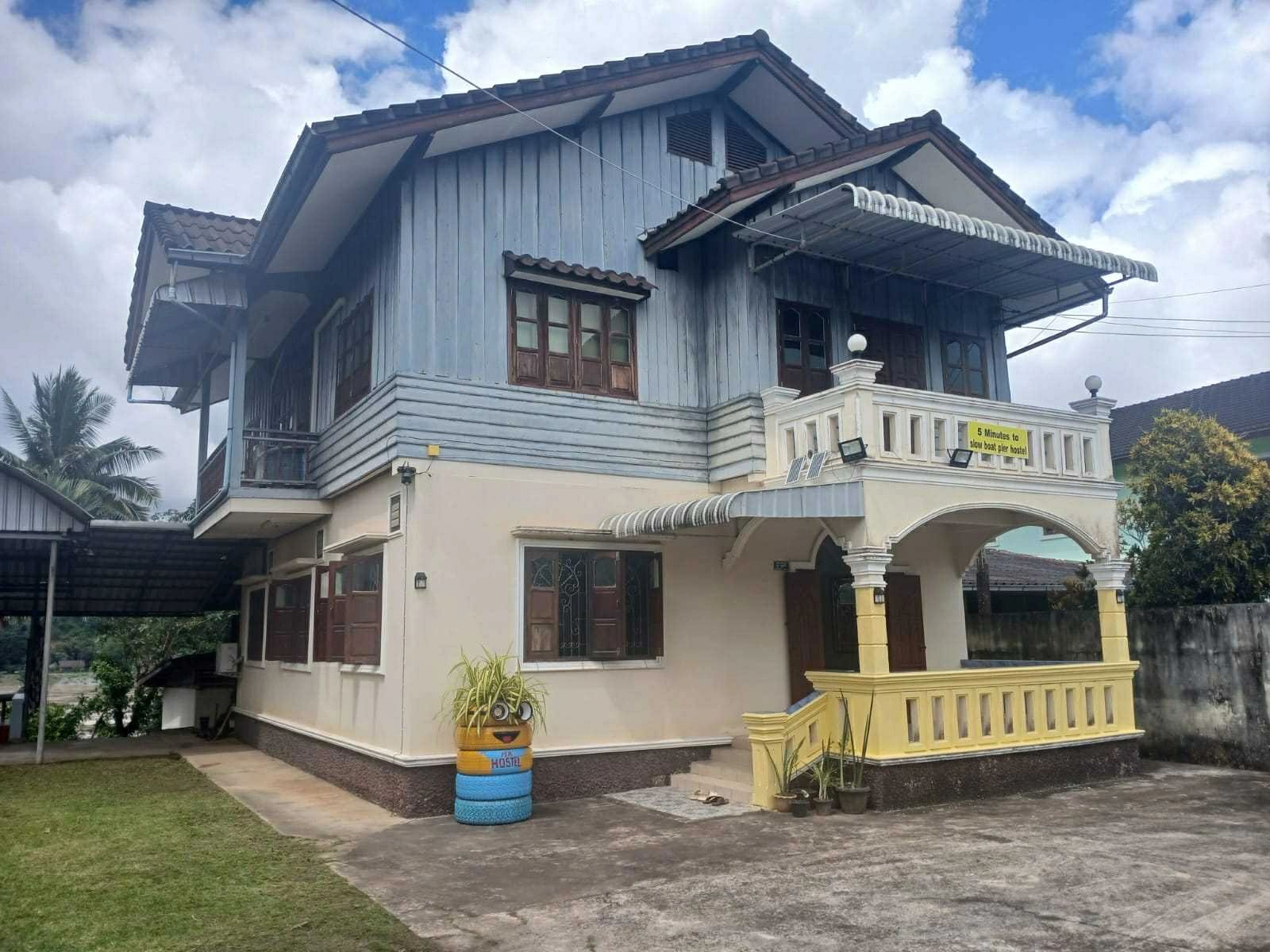 5 minutes to slow boat pier in Houy Xai offer homy dormy stay per or post cruise nights
