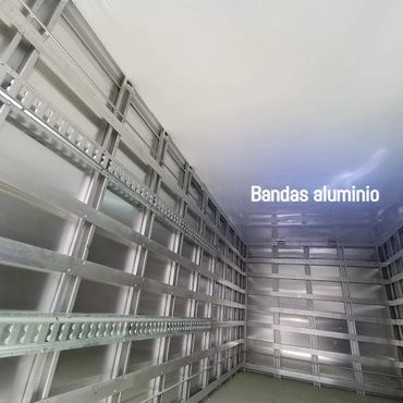 Bandas internas en aluminio o acero galvanizado, y rieles logisticos