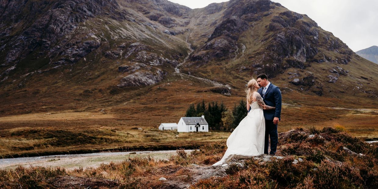 Image of newly married couple who have eloped in Glencoe. Image captured by Laura Kemp Photography.