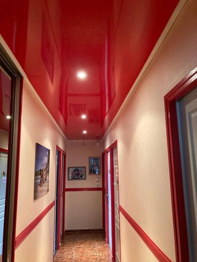 Conseils d'experts pour nettoyer un plafond tendu brillant sans l'abimer. Produit et  methodes