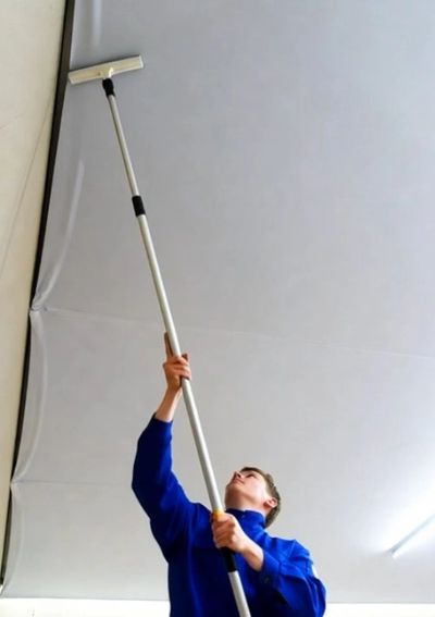 Votre plafond tendu a jauni ? Decouvrez les 6 causes et les solutions professionnelles. 