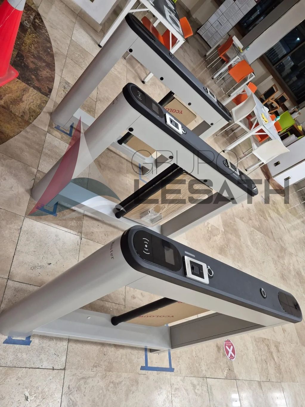 Sistema de acceso biométrico (huella digital) en los torniquetes del comedor.