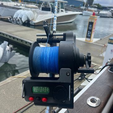 Electric thread holder of a fish catching